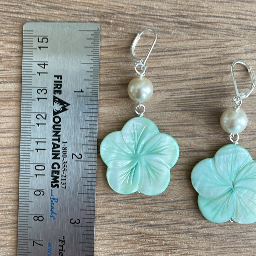 HAND CRAFTED MOTHER OF PEARL FLORAL SHELL EARRINGS Mint Green Cream Faux Pearls - Picture 6 of 16